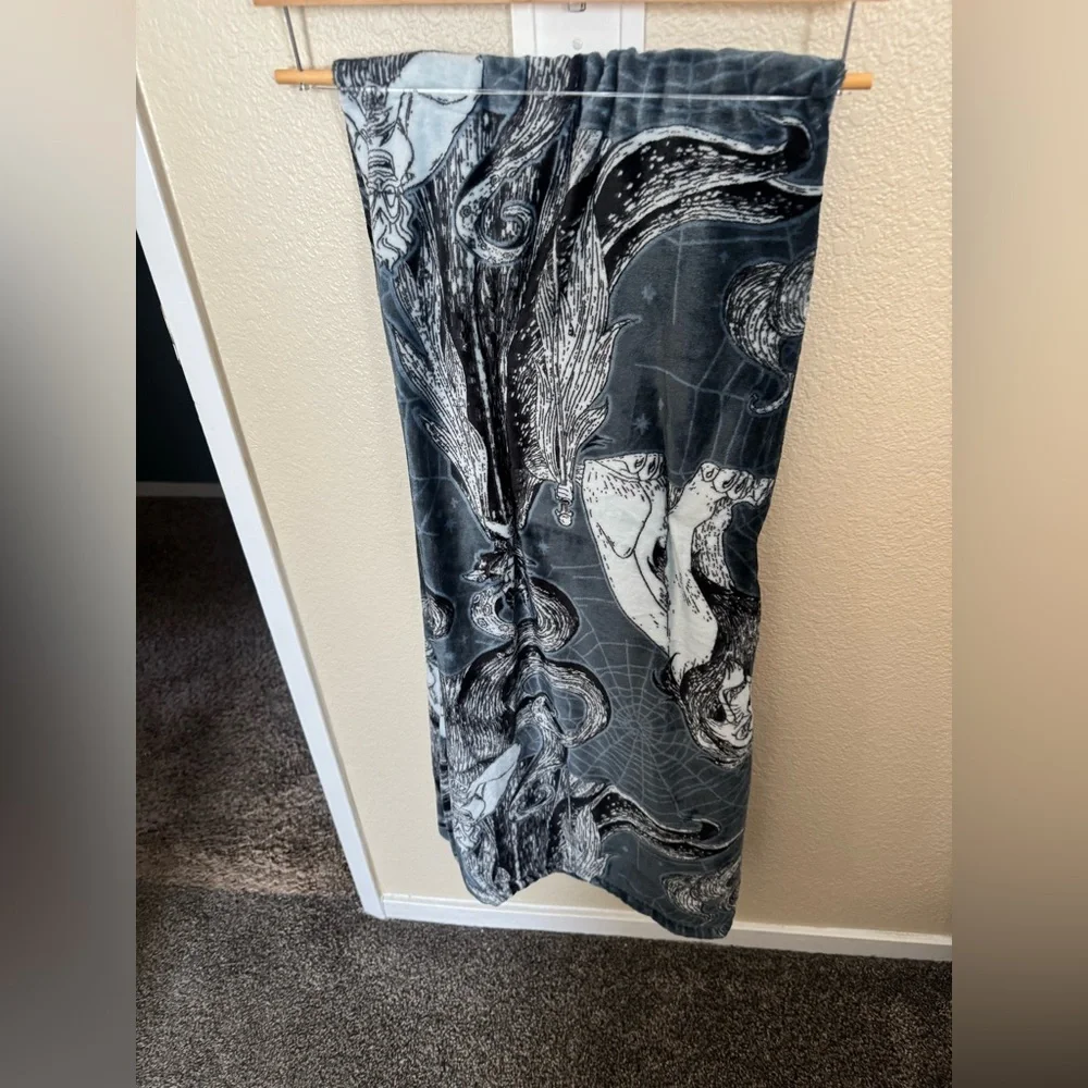 Disney Villains Black and Gray Plush Throw 50x70 BNWT - Picture 3 of 4